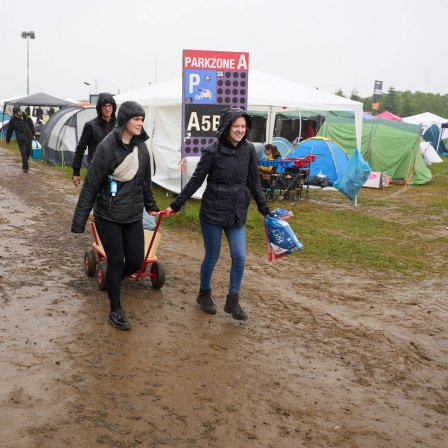 Im strömenden Regen reisen Rockfans auf dem Campinggelände des Festivals &#034;Rock am Ring&#034; an. Das Event an der Eifel-Rennstrecke beginnt am Freitag.