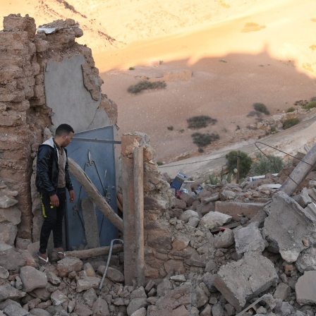 Marokko, Tahannaout: Ein Mann geht zwischen den Trümmern eines beschädigten Gebäudes in der Nähe von Marrakesch nach einem Erdbeben.