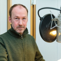 Ulrich Noethen bei den Aufnahmen zu "Die vier Himmelsrichtungen" im Hörspielstudio des MDR im März 2014