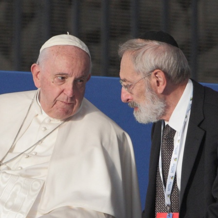 Papst Franziskus und der Oberrabbiner von Rom Riccardo Di Segni im Gespräch bei einem interreligiösen Friedensgebet am 25. Oktober 2022 in Rom. 