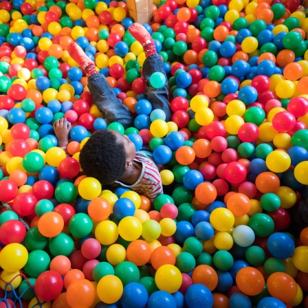 Kinder spielen in der Awo-Kita &#034;Hanna Lucas&#034; in Wedel in einem bunten Bällebad.