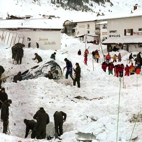 Rettungsmannschaften durchsuchen am 24. Februar 1999 nach der verheerenden Lawinenkatastrophe in der österreichischen Urlauberhochburg Galtür Trümmer und Schnee nach Verschütteten. Für über 50 Menschen gab es kein Entkommen.