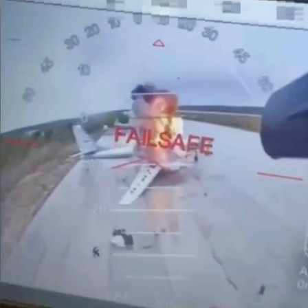 Ein Foto aus einem Video, das aus einer Quelle im ukrainischen Sicherheitsdienst stammt, soll einen Drohnenangriff auf ein russiches Flugzeug zeigen.