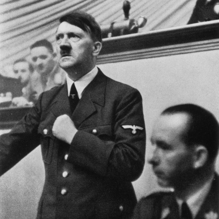 Reichskanzler Adolf Hitler gibt am 1. September 1939 um 10 Uhr vor dem Reichstag in Berlin eine Erklärung ab, in der er den Angriff mit polnischen Übergriffen motiviert.