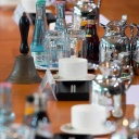 Ein Konferenztisch ist mit Kaffee, Wasser und Saft eingedeckt