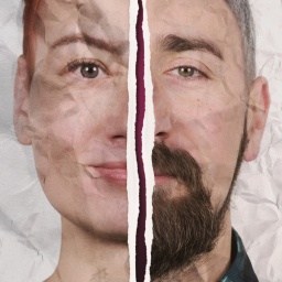 Zwei montierte Gesichtshälften vor zerknittertem Papier-Hintergrund: Marina und Samuele (2. Staffel) Hinweis: Das Foto wurde mit KI nachbearbeitet. 