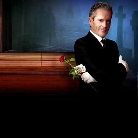 Schauspieler auf Symbolbild: Ein Mann im schwarzen Anzug steht vor einem Sarg, er hält eine Rose und Geld in der Hand, er trägt weiße Handschuhe. Im Hintergrund ist eine Friedhofsszene angedeutet.