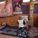 Eine junge katholische Flüchtlingsfrau betet in einer improvisierten Kirche im Durchgangslager des Flüchtlingshilfswerks der Vereinten Nationen (UNHCR) in Niger. 