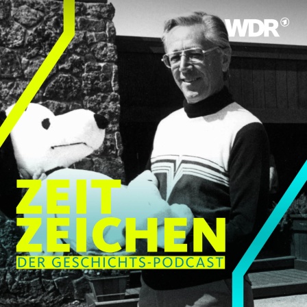 Comiczeichner und Erfinder der Peanuts Charles M. Schulz hält eine Snoopy-Plüschfigur in der Hand. Aufnahme aus dem Jahr 1975.