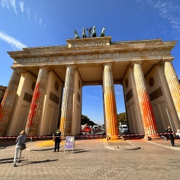 Mitglieder der Klimaschutzgruppe Letzte Generation haben das Brandenburger Tor in Berlin mit oranger Farbe angesprüht.