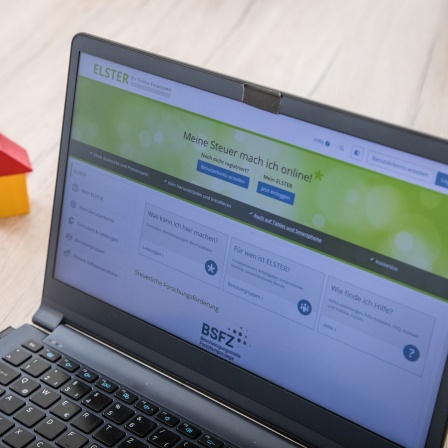 Auf einem Laptop ist die Startseite der Steuersoftware ELSTER geöffnet 