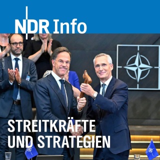 Der scheidende NATO-Generalsekretär Jens Stoltenberg (rechts) steht neben dem neuen NATO-Generalsekretär Mark Rutte (links) bei der Amtsübergabe im NATO-Hauptquartier in Brüssel (Belgien).