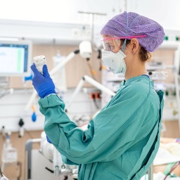 Ãrzte und Intensivpfleger kümmern sich um die schwerkranken Covid-Patienten auf der Covid-Intensivstation der Dresdner Uniklinik.
