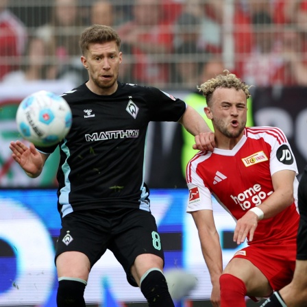 Bremens Weiser (l.) im Duell mit Unions Hollerbach