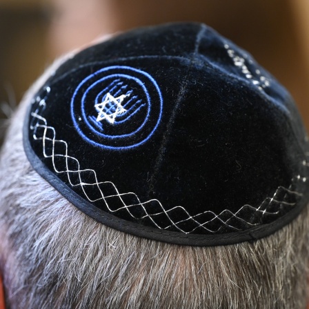Ein Mann mit einer Kippa nimmt an einer Feierstunde in der Mainzer Synagoge teil.