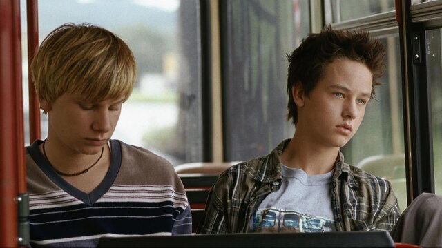 Zwei Jungen in einem Bus.