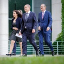 Bundeskanzler Olaf Scholz (M, SPD), Yasmin Fahimi, DGB-Chefin, und Rainer Dulger, Arbeitgeberpräsident, laufen gemeinsam durch die Anlage des Kanzleramtes.