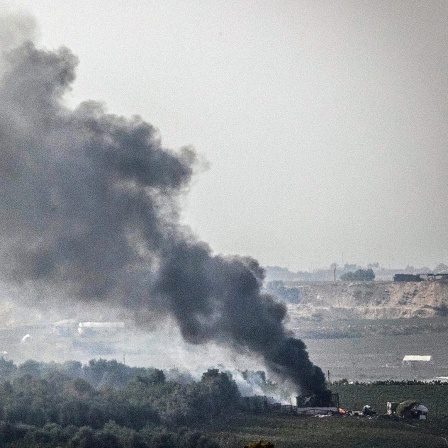 Blick von Sderot in Israel: Rauch steigt nach einem israelischen Luftangriff in Gaza auf.