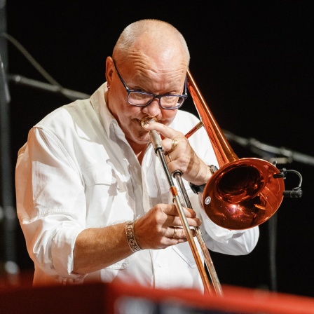 Auf Posaune spielender Nils Landgren beim Konzert in Freyburg