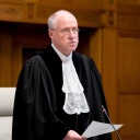 Porträt des Völkerrechtlers Claus Kreß im Saal des internationalen Gerichtshof in Den Haag, 2019.
