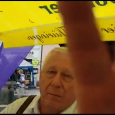Ausschnitt eines Videos, wo Thomas Weigelt mit seiner Hand nach der Kamera greift.
