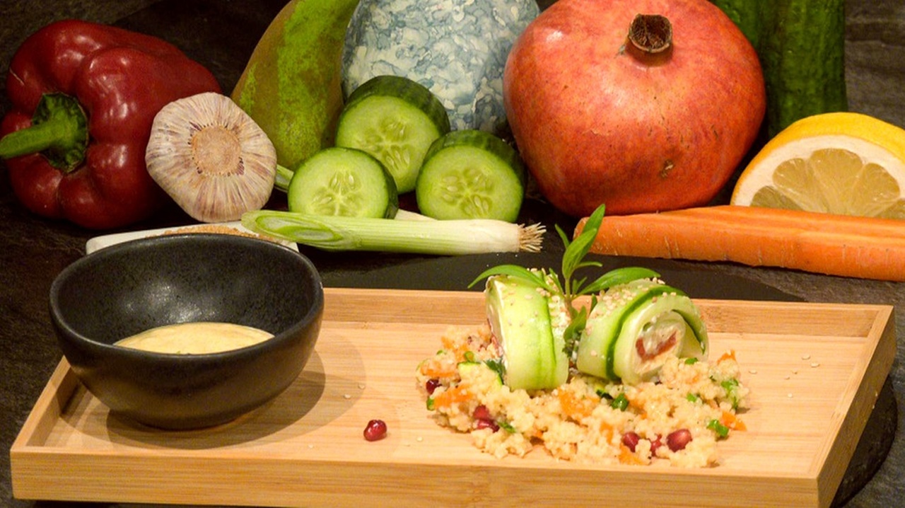 Gurken-Sushi auf Couscous-Salat mit Koriander-Curry-Soße