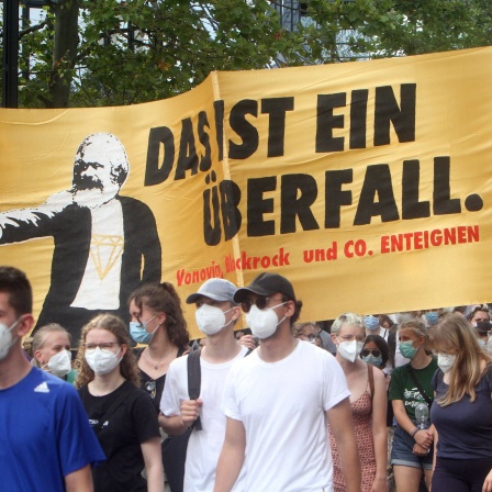 Demonstration der Fridays-For-Future-Bewegung am 13.8.2021 in Frankfurt. Aktivisten tragen ein Transparent mit dem Konterfei von Karl Marx und der Forderung nach Enteignung von Vonovia und Blackrock