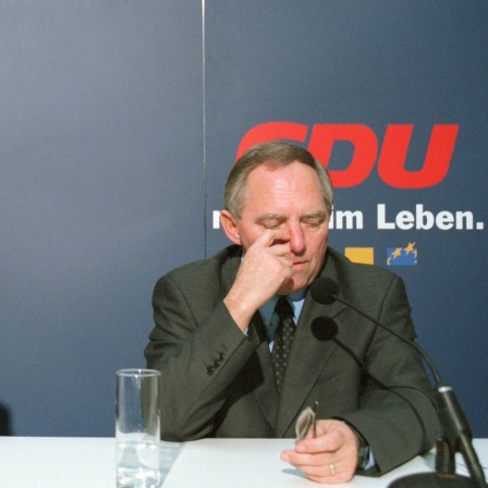 Wolfgang Schaeuble, CDU-Parteivorsitzender, und Angela Merkel, CDU-Generalsekretaerin, bei einer Pressekonferenz am  11.1.2000 in Berlin