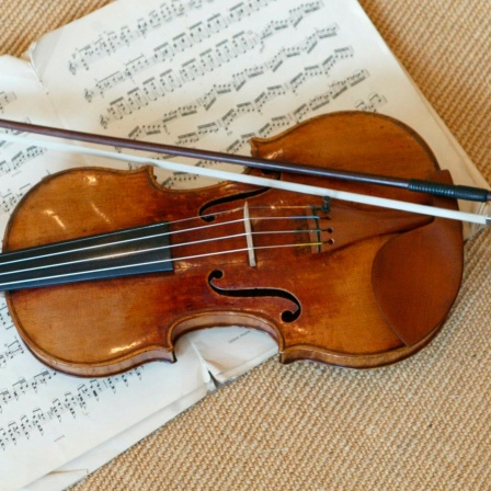 Auf Notenblättern wird am Dienstag (21.10.2003) in der Filiale des englischen Auktionshauses SothebyÂs in Hamburg eine 1716 gebaute Violine des berühmten Geigenbauers Antonio Stradivari präsentiert.