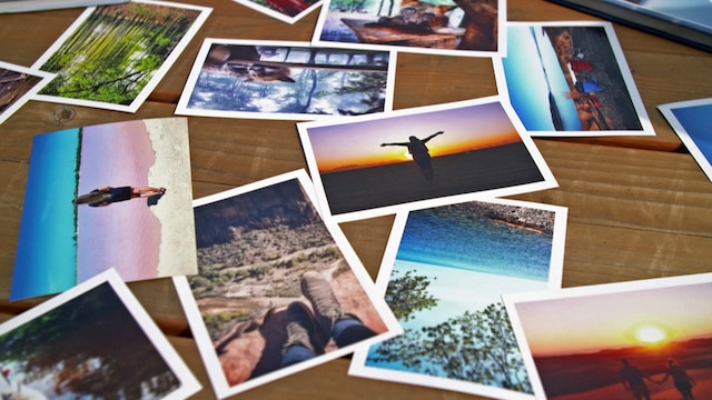 Urlaubsbilder und Postkarten auf einem Tisch