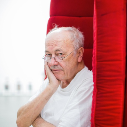 Der Fotograf Horst Wackerbarth sitzt am 14.09.2016 auf seinem roten Sofa im NRW Forum in Düsseldorf (Nordrhein-Westfalen).