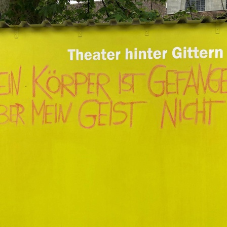 Container mit Schriftzug &#034;Theater hinter Gittern&#034;
