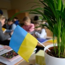 Grundschüler aus der Ukraine sitzen in einer für ukrainische Kinder eröffneten Schule.