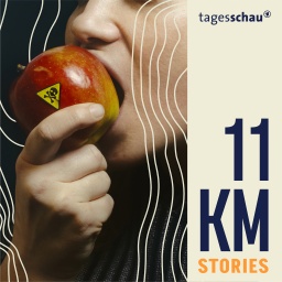 Eine Frau beißt in einen Apfel mit einem gelben Warnsticker. 