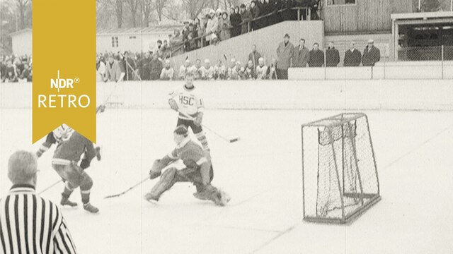 Eishockey-Regionalliga Spiel 1965: Hamburger SC - Preußen Berlin auf der Eisbahn in Planten un Blomen