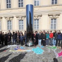 Berlin: Schülerinnen und Schüler der Anna-Essinger-Gemeinschaftsschule stehen bei der Einweihung des von ihnen entworfenen temporären Denkmals für die Barrikadenkämpfer von 1848 auf dem Schlossplatz (Bild: picture alliance/dpa)
