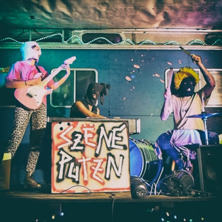 Punk-Trio Szene Putzn auf einer Bühne mit Masken über dem Kopf | Bild: Szene Putzn