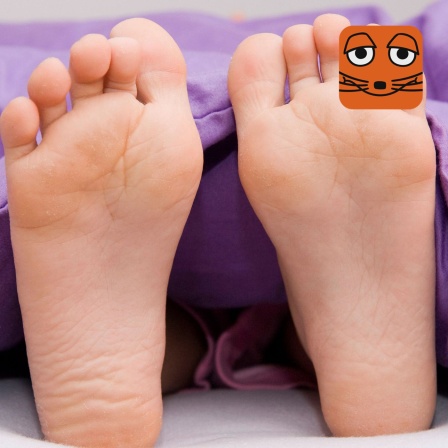 Kinderfüße unter einer Decke