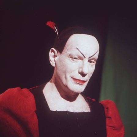 Gustaf Gründgens als Mephisto in Goethes Faust. Szene aus der Verfilmung einer Aufführung des Deutschen Schauspielhauses Hamburg von 1960. Über die Jahrzehnte hinweg spielte Gründgens rund 600 Mal diese Figur