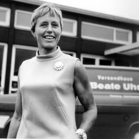 Beate Rotermund, die Gründerin und Chefin des Flensburger Versandunternehmens für Sex- und Hygieneartikel Beate Uhse, im März 1969 vor ihrem Versandhaus in Flensburg