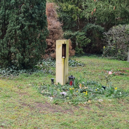 Das Grab von Matthias Frau liegt neben dem Grab von Felis Mann. Die Beiden haben sich auf dem Friedhof ineinander verliebt.