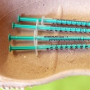 Spritzen mit Comirnaty-Impfstoff des Herstellers Biontech/Pfizer liegen in einer Praxis einer Hausärztin zum Verimpfen bereit.