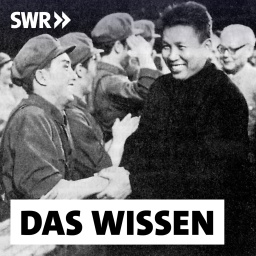 Saloth Sar (19. Mai 1928 - 15. April 1998), besser bekannt als Pol Pot, war der Anführer der kommunistischen Bewegung der Roten Khmer in Kambodscha und von 1976 bis 1979 Premierminister der Demokratischen Republik Kampuchea. Nach der Invasion Vietnams floh er 1979 in den Dschungel im Südwesten Kambodschas. Im Bild wird er von einer chinesischen Operntruppe in kambodschanischer Kleidung in Peking begrüßt.