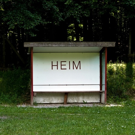 Ein Unterstand in dem "Heim" steht