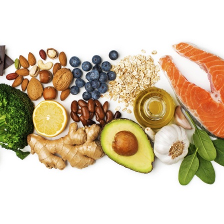 Gesunde Lebensmittel wie Gemüse, Nüsse, Beeren und Lachs: Bei Psoriasis bzw. Schuppenflechte sollte man darauf achten, sich entzündungshemmend zu ernähren. Wichtig sind Gemüse und Obst, aber auch Omega-3-Fettsäuren aus Fisch wie Lachs oder Makrele.