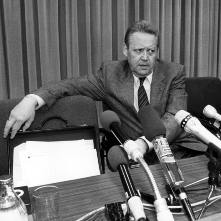 Günter Schabowski, Mitglied des Politbüros des ZK der SED und 1. Sekretär der SED-Bezirksleitung Berlin, auf der Pressekonferenz am 9.11.1989. Auf ihr gab Schabowski die Öffnung der Grenze bekannt.