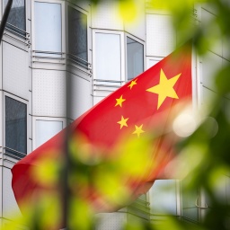 Ein chinesische Flagge weht vor der Botschaft von China in Berlin. Mehrere Deutsche sind wegen mutmaßlicher Spionage für China festgenommen worden.