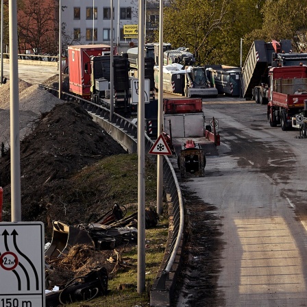Baufahrzeuge stehen an der Auffahrt einer Brücke die abgerissen und neu gebaut werden soll