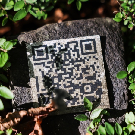 Ein QR-Code auf einer Grabstätte auf dem Kölner Melaten-Friedhof