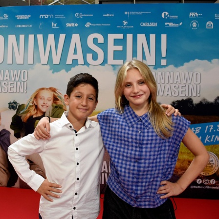 SULZBACH/TAUNUS - DEUTSCHLAND: 12. August 2023, Die Hauptdarsteller Miran Selcukim und Lotte Engels posieren auf dem roten Teppich bei der Filmpremiere von Kannawoniwasein! im Kino Kinopolis. Foto: Bernd Kammerer